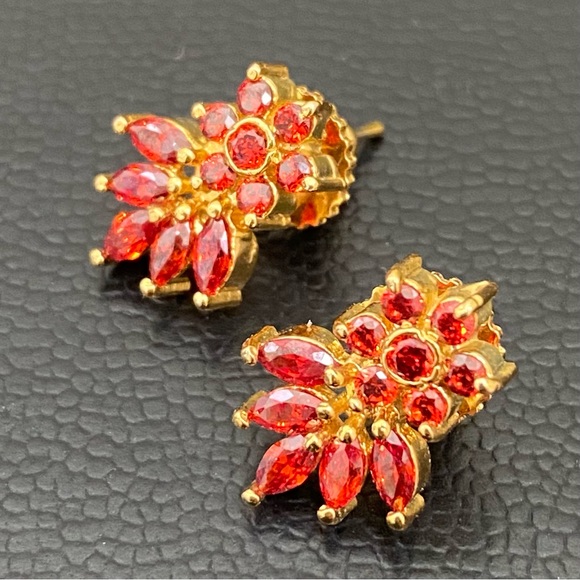 Unsigned Marquise CZ Gold-tone Flower Stud Earrings 4.8g - Picture 4 of 15